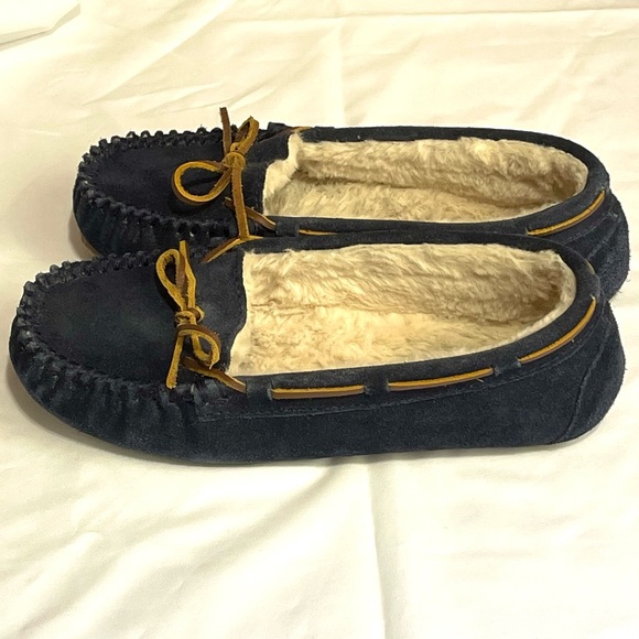 MINNETONKA Moccasins Women’s Cozy Slippers - Picture 3 of 7